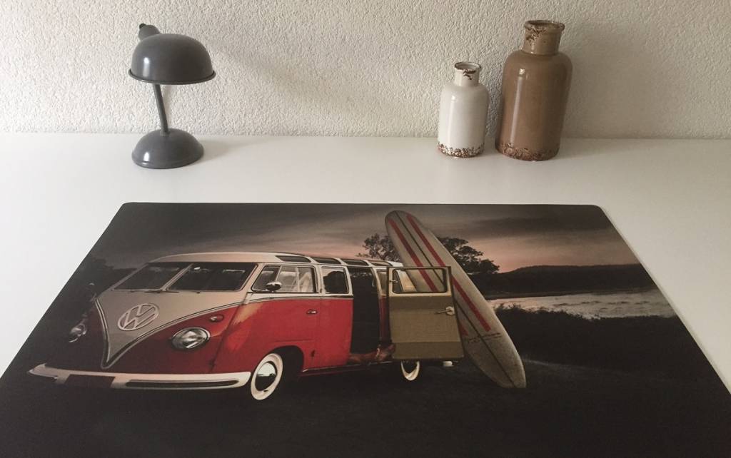 Bureau onderlegger VW bus retro, surfer on the beach