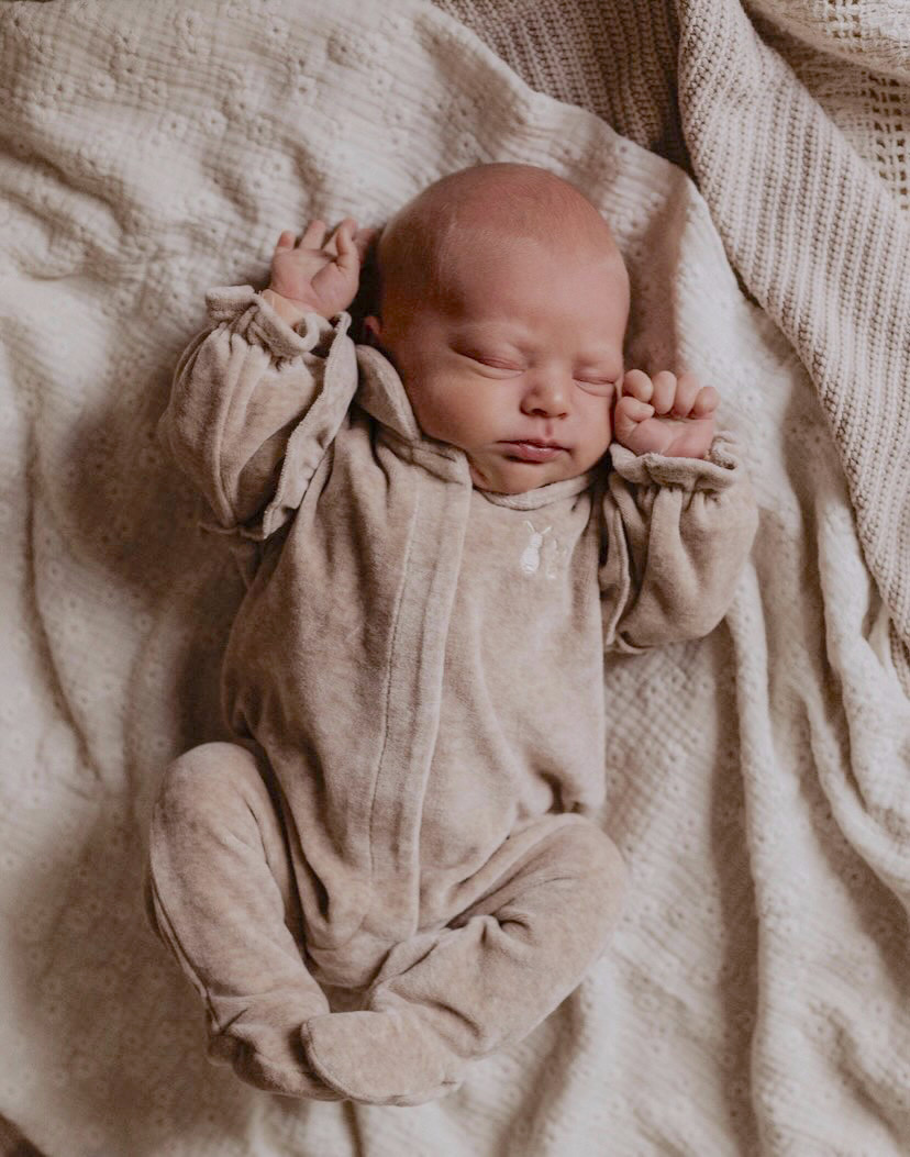 Babypakje Velours met Ruffles Camel