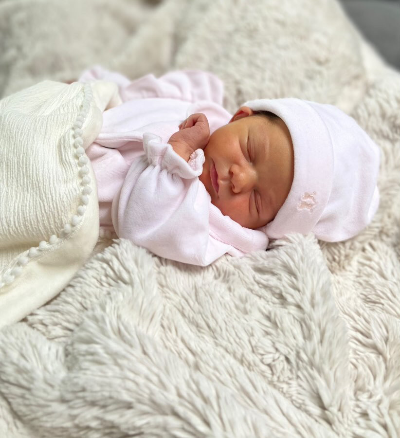 Velours baby mutsje soft pink