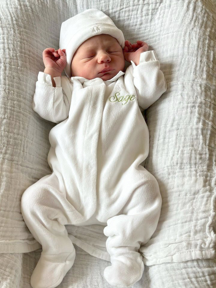 Velours baby mutsje wit