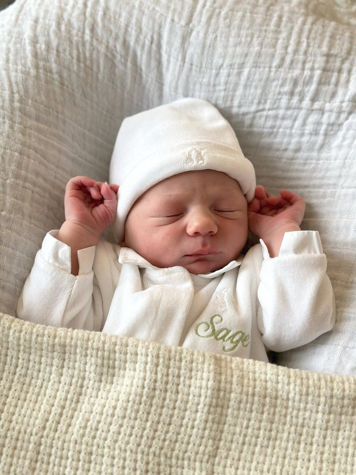 Velours baby mutsje wit