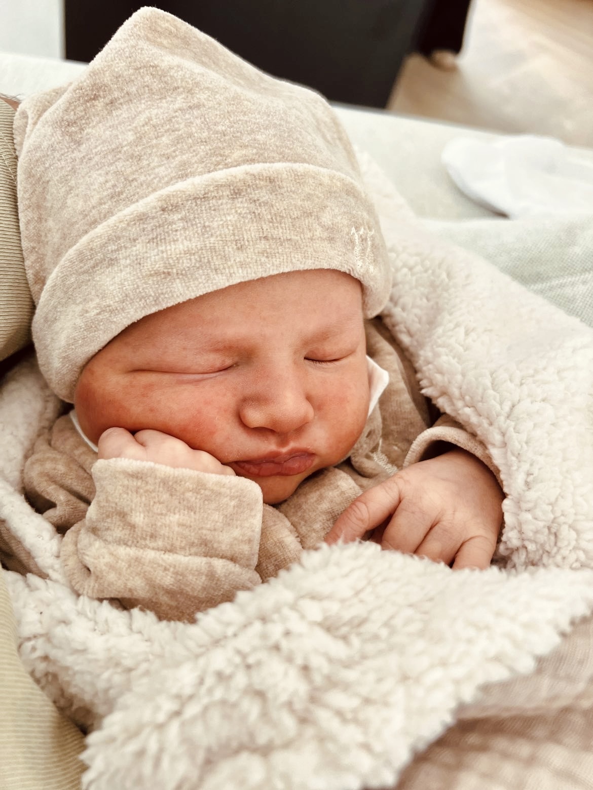 Velours baby mutsje camel