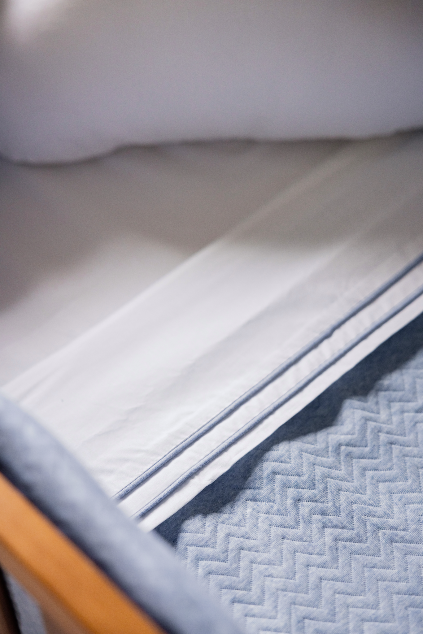 Cot / baby bed sheet Chevron Denim Blue