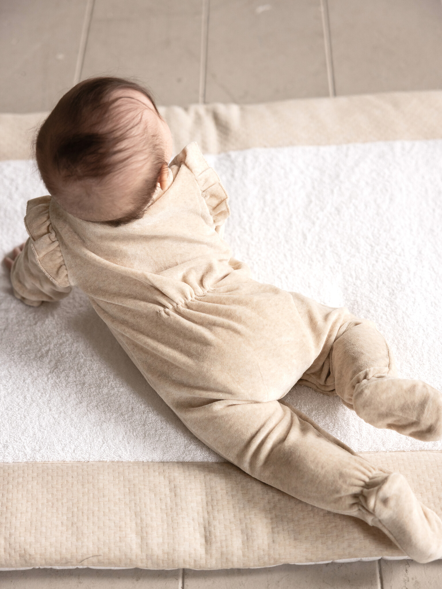 Babypakje velours Sand met ruffles