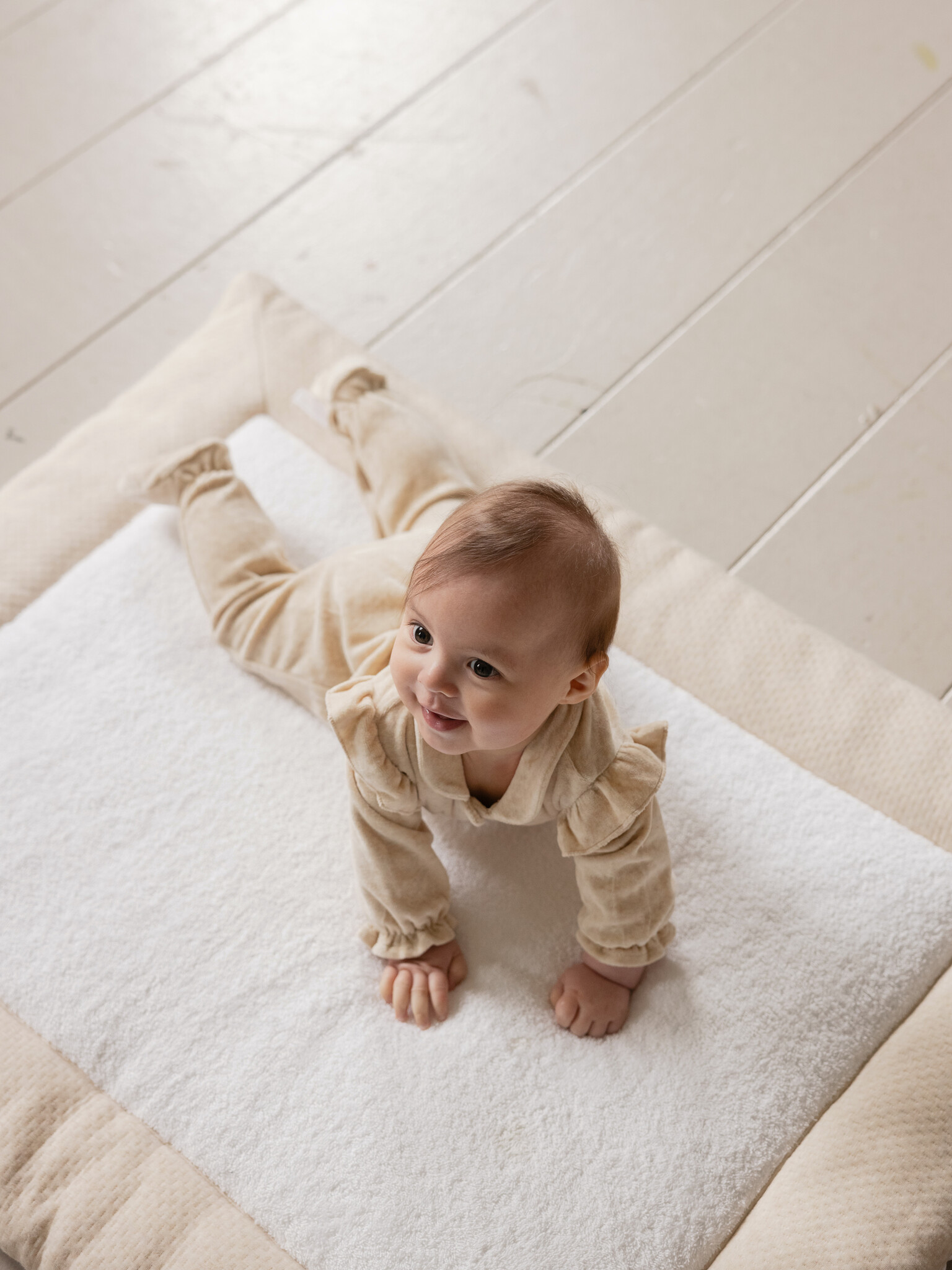 Babypakje velours Sand met ruffles