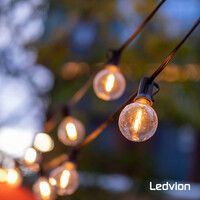 Ledvion 5,5m LED Prikkabel met Afstandsbediening + 3m aansluitsnoer - G40 - 2700K - 12V - IP44 - Koppelbaar - Incl. 10 LED Lampen - Plug & Play