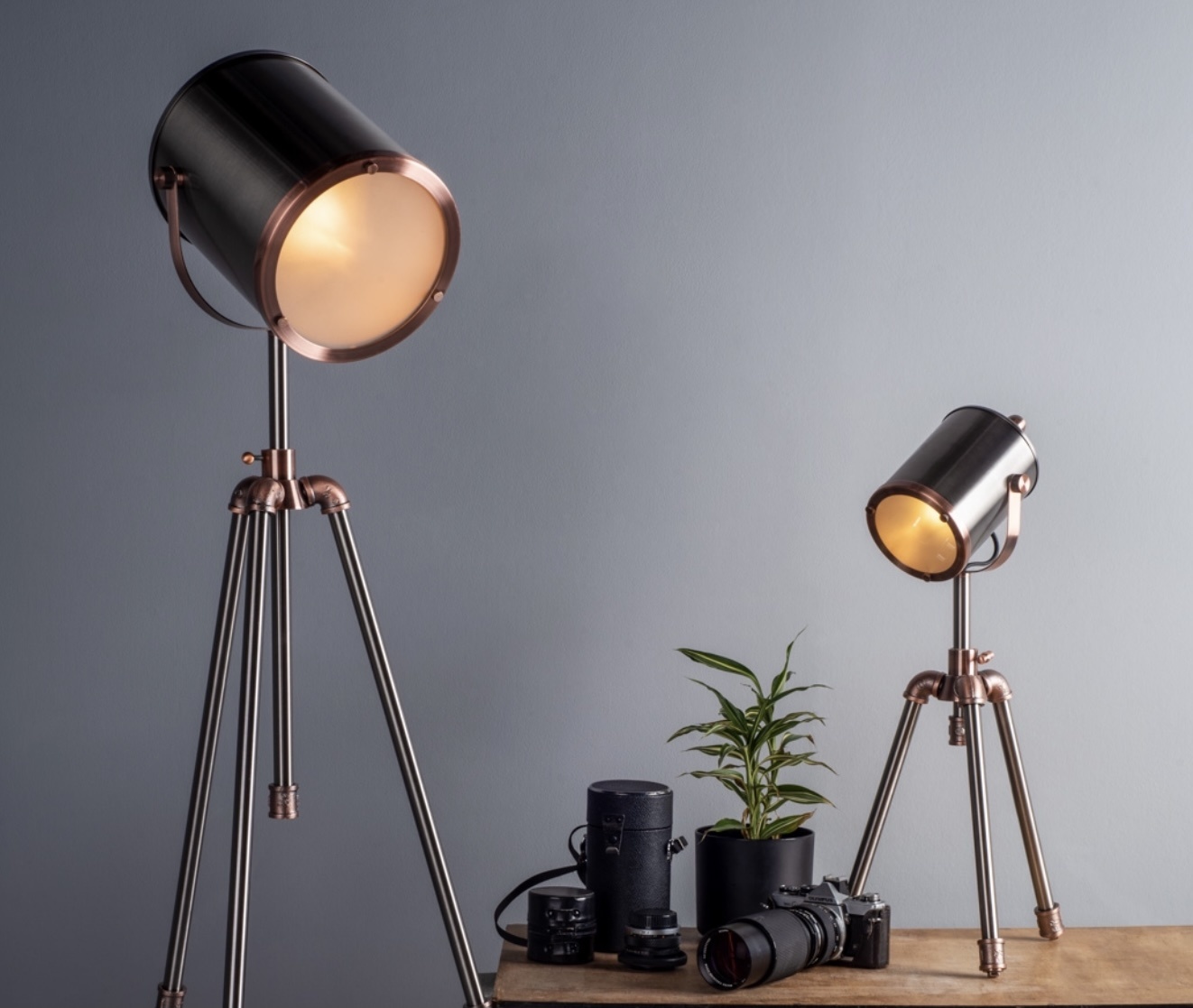 Jacob tripod table lamp