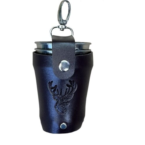 Beker set van 4 RVS bekertjes H5.7cm in lederen houder met Hert logo Beker set van 4 RVS bekertjes H5.7cm in lederen houder met Hert logo