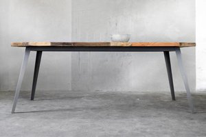 Esstisch aus Bauholz & Eisen Krijn pulverbeschichtet grau - FraaiBerlin