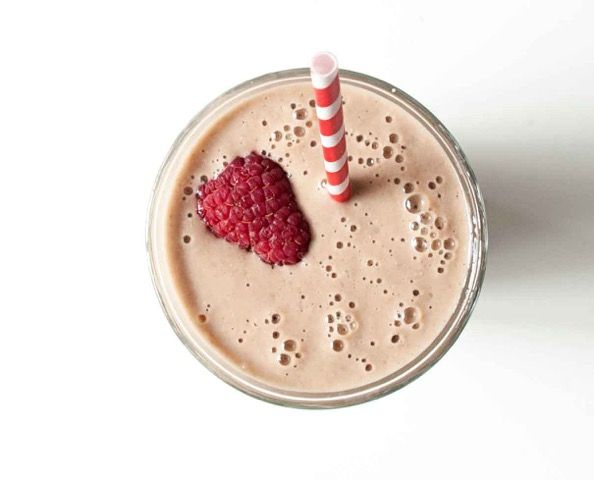 Banaan, framboos, tarwegras ontbijtsmoothie Banaan, framboos, tarwegras ontbijtsmoothie