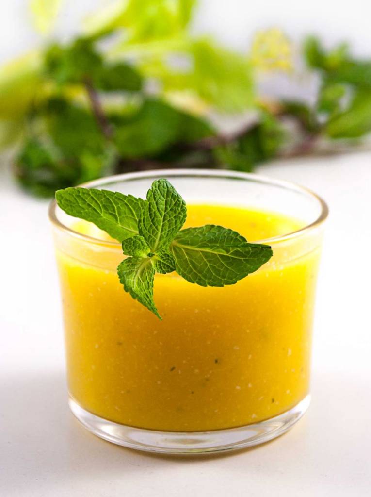 Sinaasappel, bleekselderij, limoen en munt juice