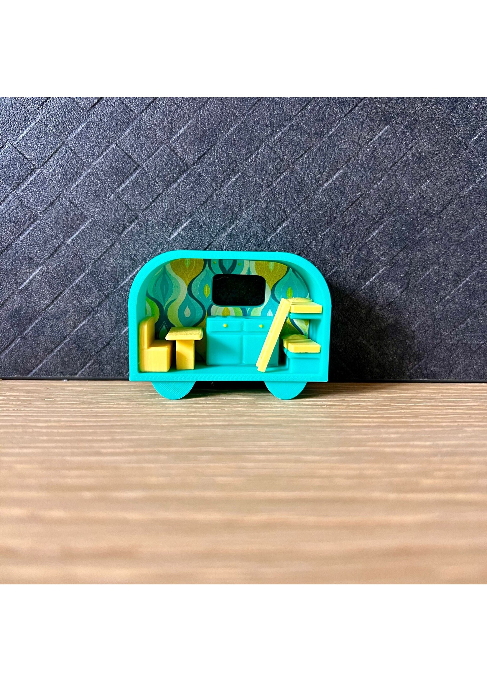 Miniatuur caravan in mint en geel