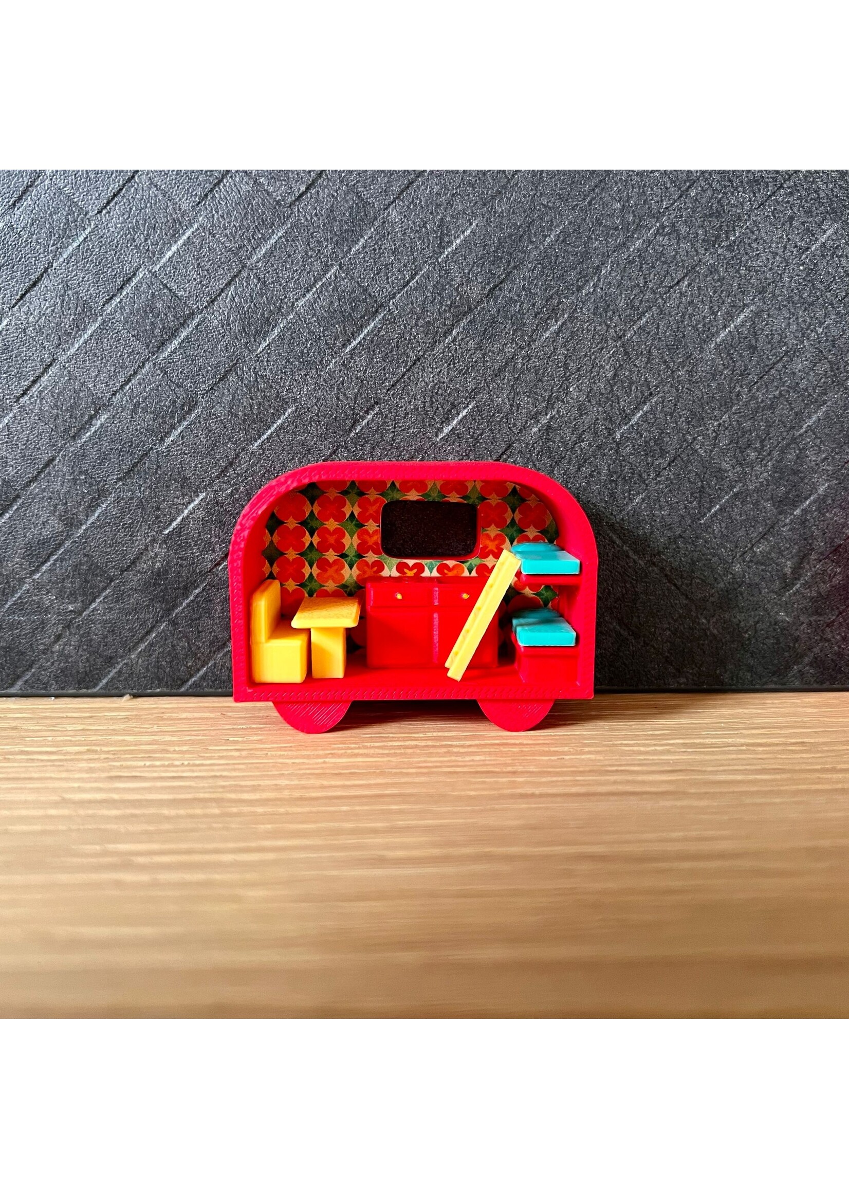 Miniatuur caravan in rood, geel en mintgroen