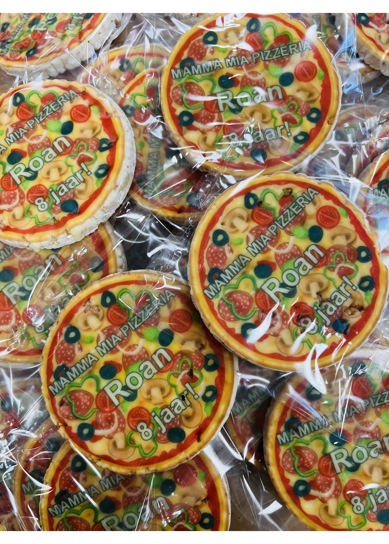 Rijstwafel traktatie pizza met naam en leeftijd