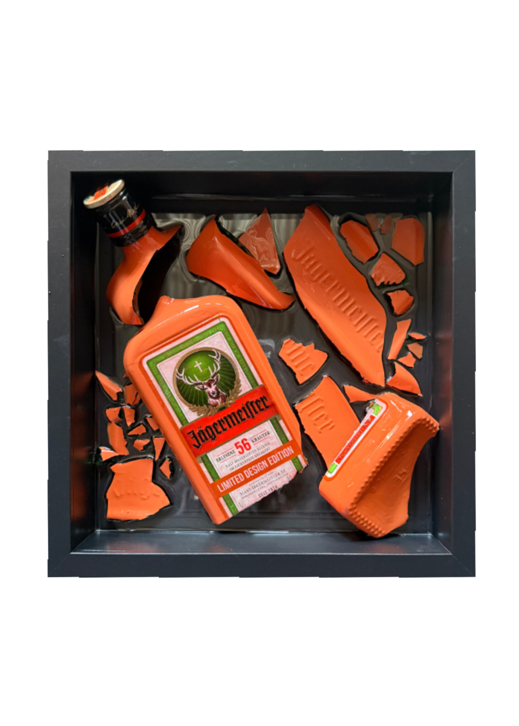 Kunstwerk in lijst met gebroken Jägermeister Limited Edition fles – gegoten in epoxy