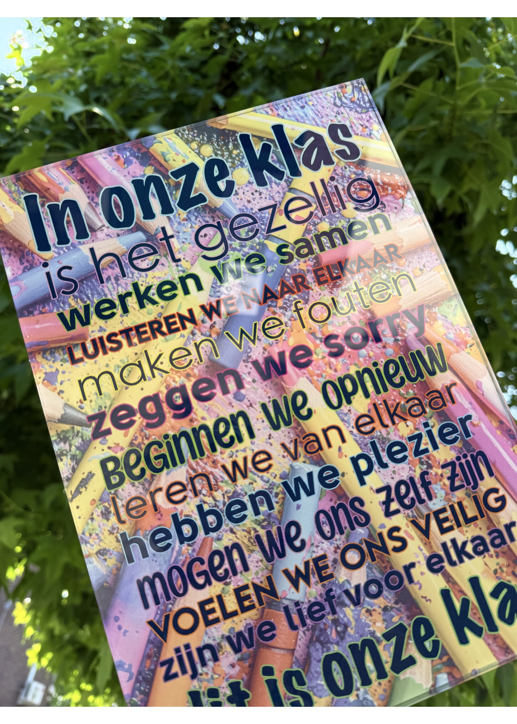 Glashelder plexiglas tekstbord ‘In onze klas’ – kleurrijk bedrukte decoratie als cadeautje voor juf of meester