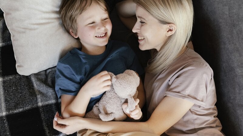 Starten met de plaswekker training onder schooltijd of tijdens de schoolvakantie?