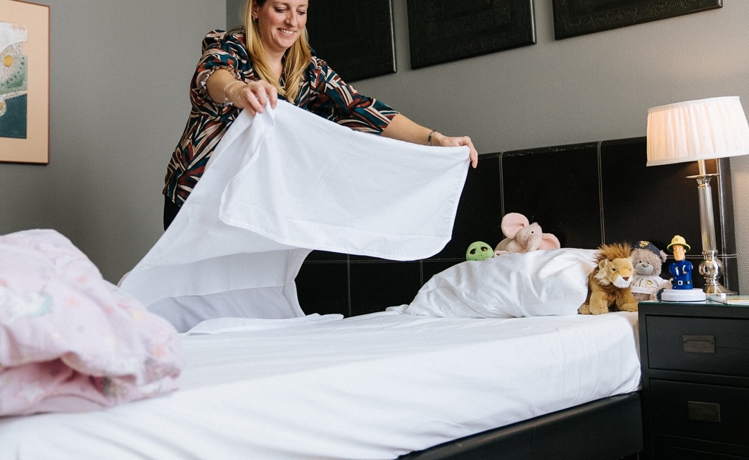 Illustratie van matrasbeschermer en preventietips om urine op matras en urinevlekken te voorkomen