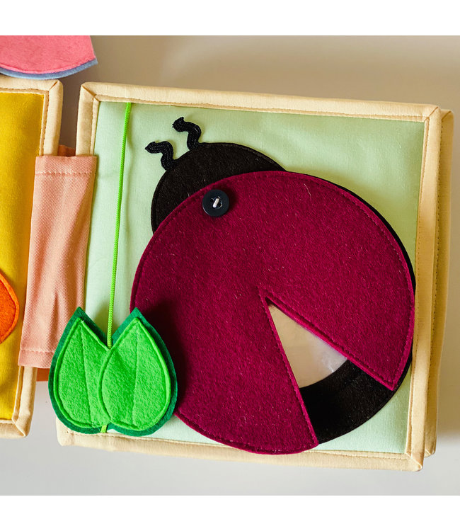 Jolly Designs Quiet Book - der flatternde Schmetterling - Mini