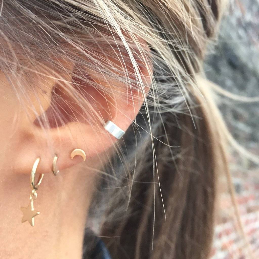 Les Soeurs Boucle d'Oreille Jeanne Etoile 3. Cette jolie boucle d'oreille avec un pendentif en forme de fleur est le comp...