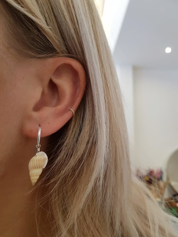 Les Soeurs Earring Jeanne Twisted Shell 2. Please note, OUTLET purchases cannot be exchanged or returned.  <br />
Earring with...