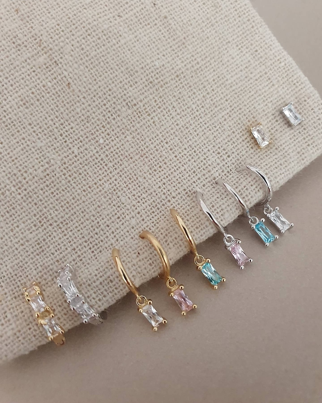 Les Soeurs Boucle d'Oreille Jeanne Pendaison Baguette 2. Ces charmantes boucles d'oreilles linéaires avec une pierre préc...