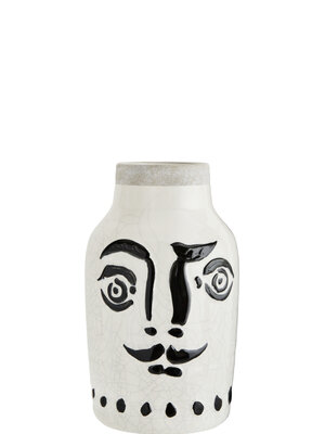 Vase en terre cuite avec visage. Visage joyeux avec moustache en glaçure peinte en noir sur céramique blanche, donnez-lui...