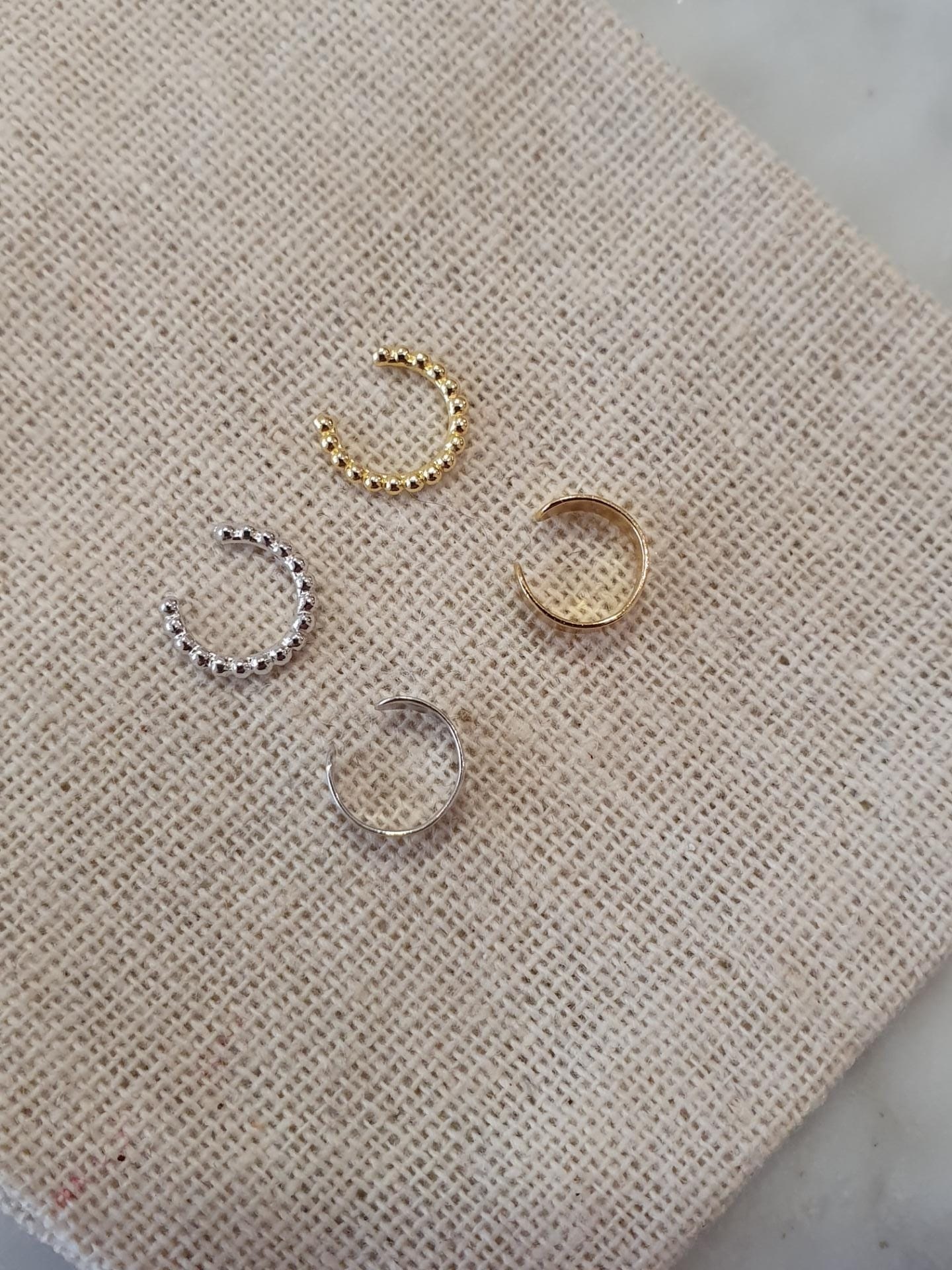 Les Soeurs Ear Cuff June Dots 2. Créez le look audacieux des boucles d'oreilles superposées, même sans piercing.  Avec se...