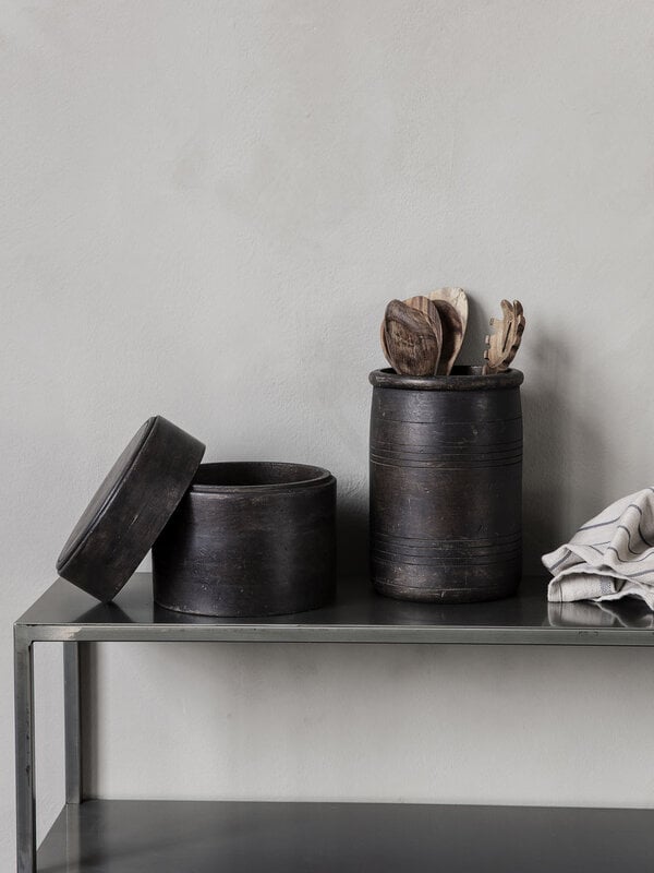 House Doctor Storage Planter Kango 2. De simplistische storage jar, Kango, heeft een donkerbruine nuance en een organisch...