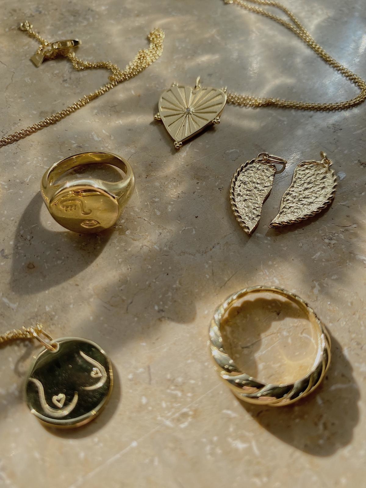 Les Soeurs Charms Rika Broken Heart 2. Let op, OUTLET-aankopen kunnen niet worden geruild of geretourneerd. Zoet getint m...