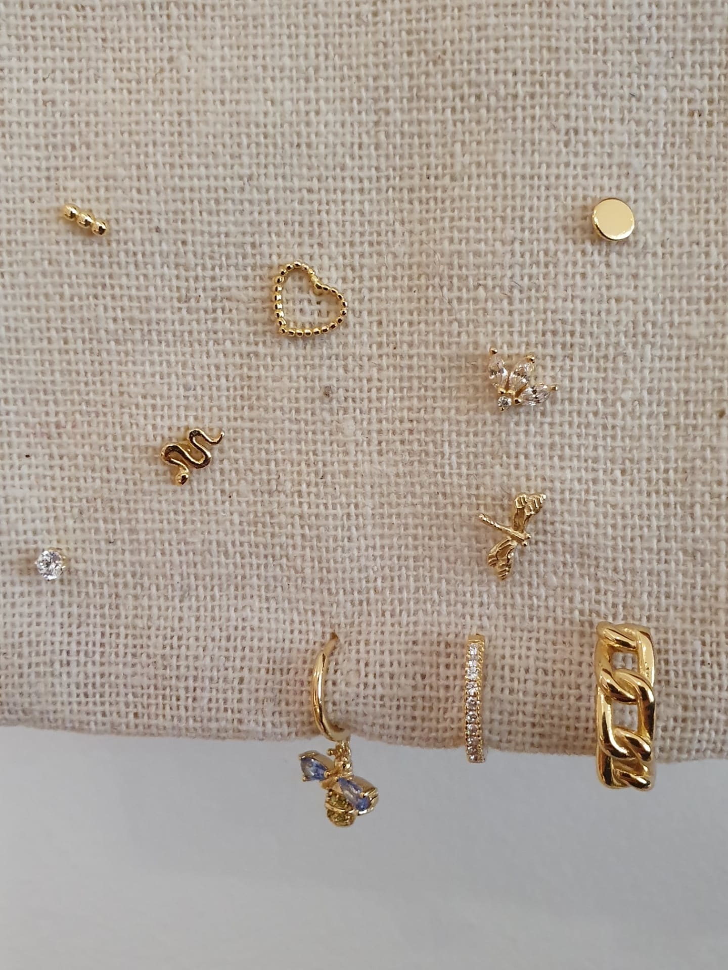 Les Soeurs Oorbel Jolie Triple Leaf 3. Deze stud oorbel met drie steentjes laat jouw oor helemaal stralen!