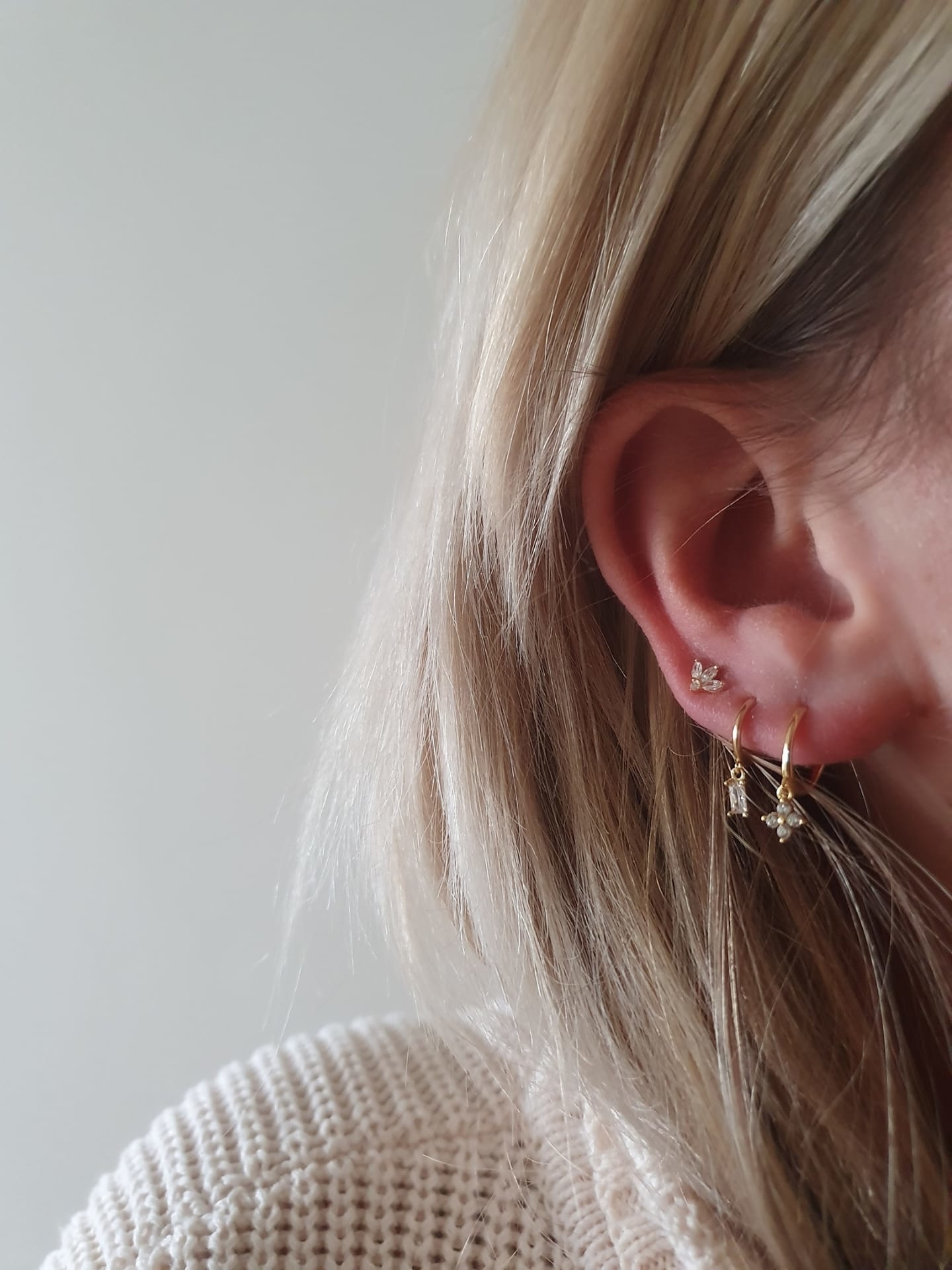Les Soeurs Oorbel Jolie Triple Leaf 2. Deze stud oorbel met drie steentjes laat jouw oor helemaal stralen!