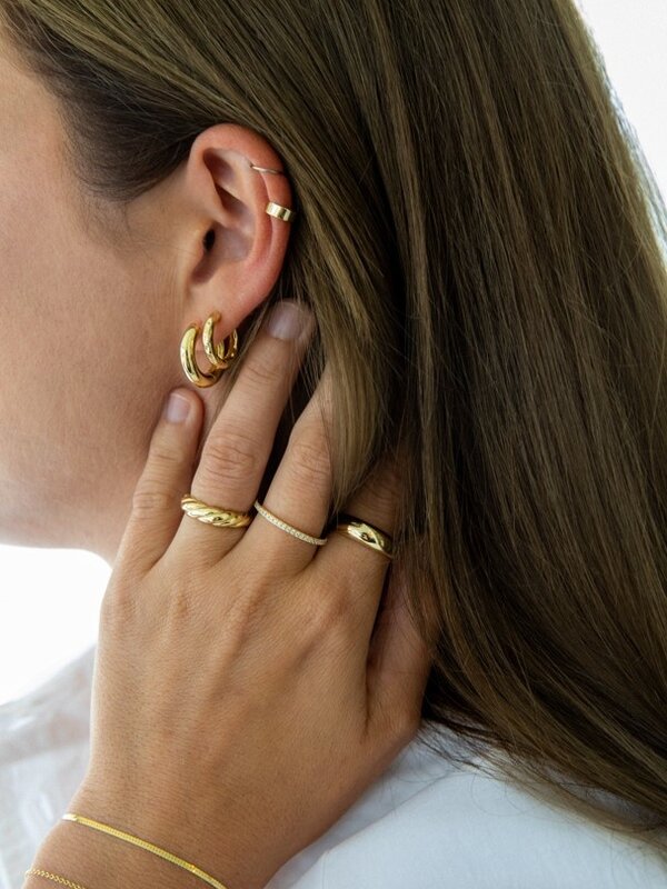 Les Soeurs Ear Cuff June 2. Schuif deze casual ear cuff rond je oor om een ultrachique, moeiteloze look te krijgen - een ...