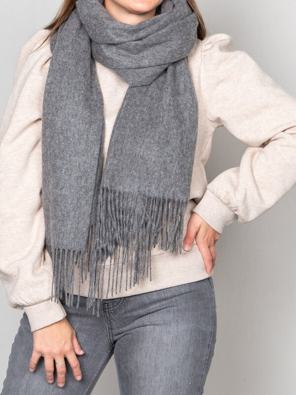 MBYM Scarf Stacy 3. Classic wool scarf with fringes. A luxurious scarf that will keep you warm all winter through the exc...