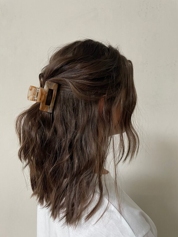 Les Soeurs Hair Clip Rectangle 2. Een grote haarspeld gemaakt van een stevige kwaliteit in een tijdloos design. De spelt ...