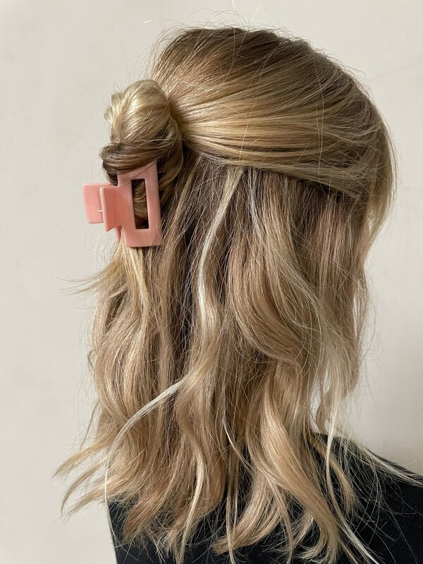 Les Soeurs Hair Clip Rectangle 2. Een grote haarspeld gemaakt van een stevige kwaliteit in een tijdloos design. De spelt ...