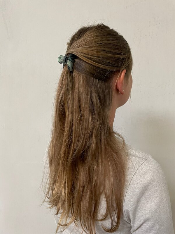 Les Soeurs Hair Clip Round 2. Deze kleine haarspeld, gemaakt van gepolijst acetaat, met een tortue patroon is een geweldi...