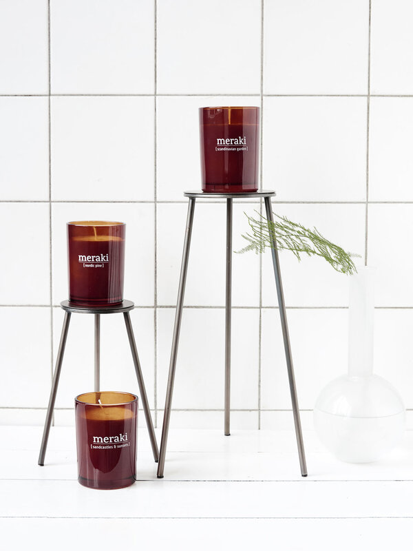 Meraki Bougie parfumée Nordic Pine 4. La bougie parfumée Scandinavian Garden est fabriquée en cire de soja et est un prod...