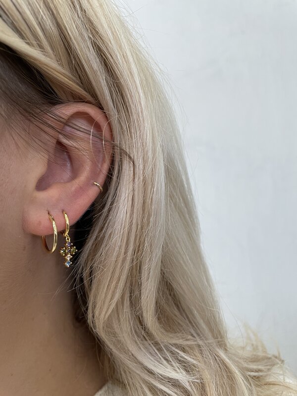 Les Soeurs Earring Jara Medium 3. These luscious gold hoop is exactly what you need this season to add a warm and elegant...