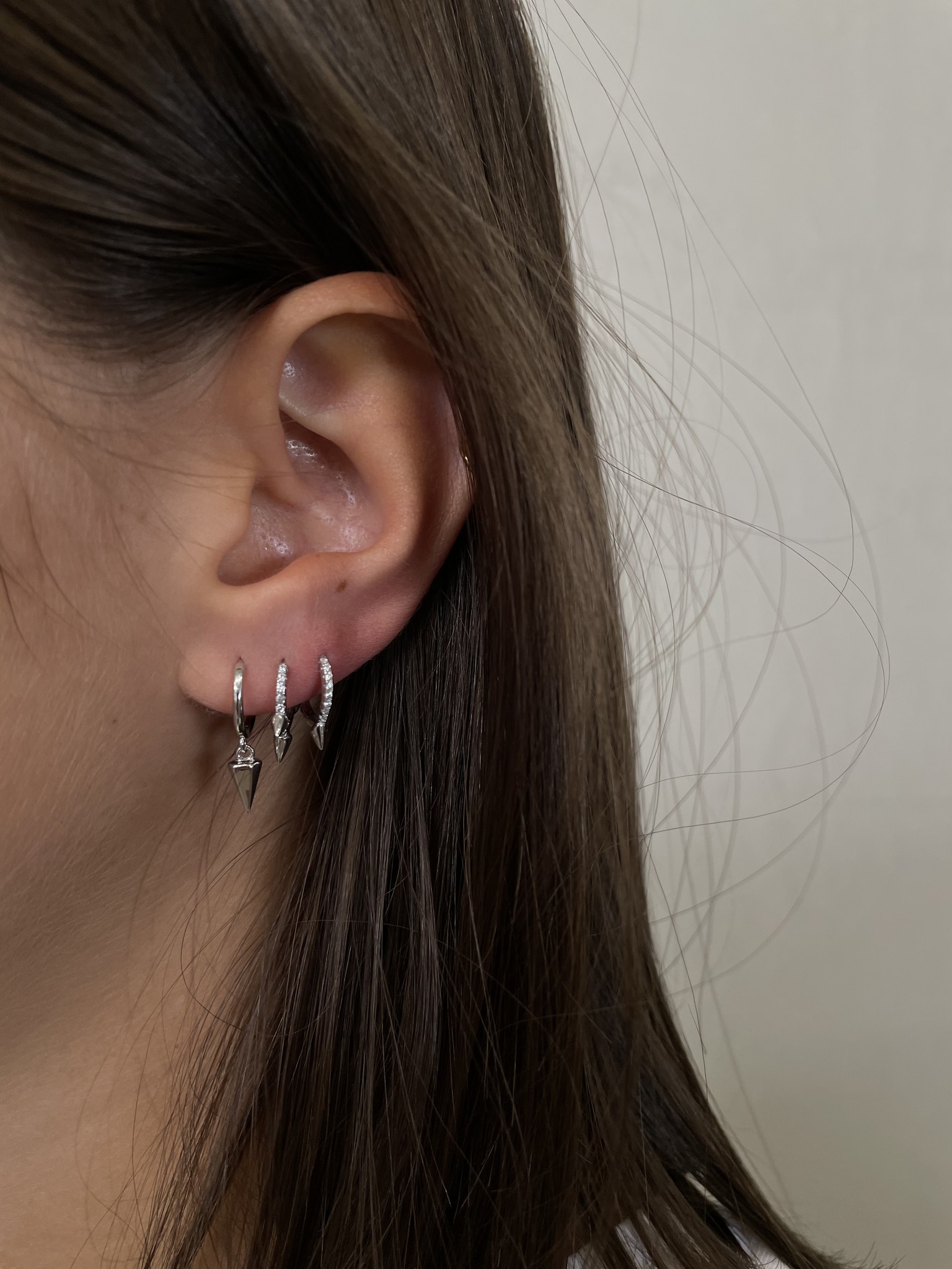 Les Soeurs Oorbel Jeanne Strass Stud 2. Deze oorring met strass steentjes en een pin is een musthave voor de stoere chick...
