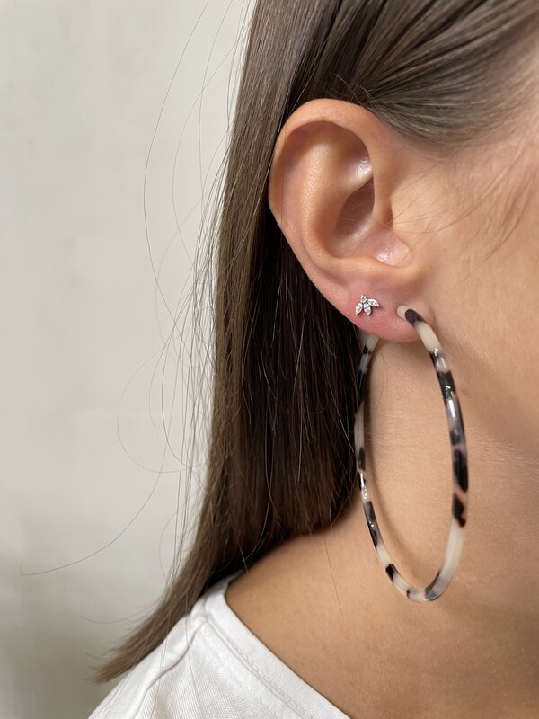 Les Soeurs Earring Jolie Triple Leaf 2. This stud earring with three stones makes your ear shine!