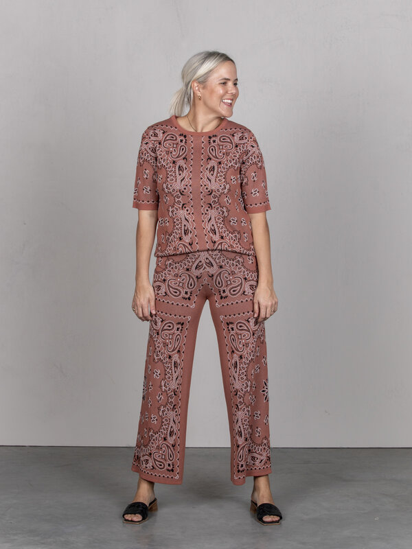 Les Soeurs Jacquard Trousers Thea 4. Please note, OUTLET purchases cannot be exchanged or returned<br />
This classic bandana ...