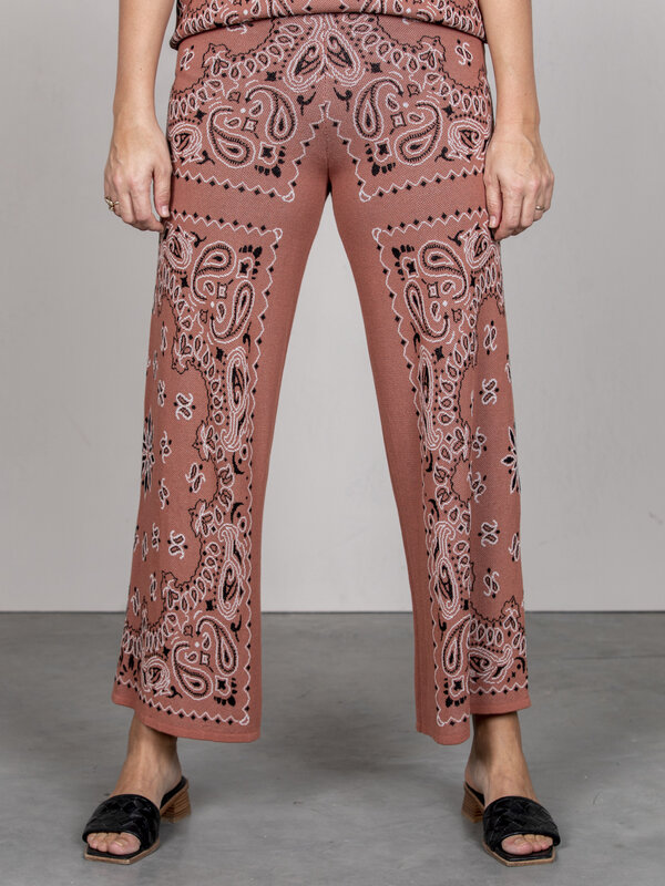 Les Soeurs Jacquard Trousers Thea 7. Please note, OUTLET purchases cannot be exchanged or returned<br />
This classic bandana ...