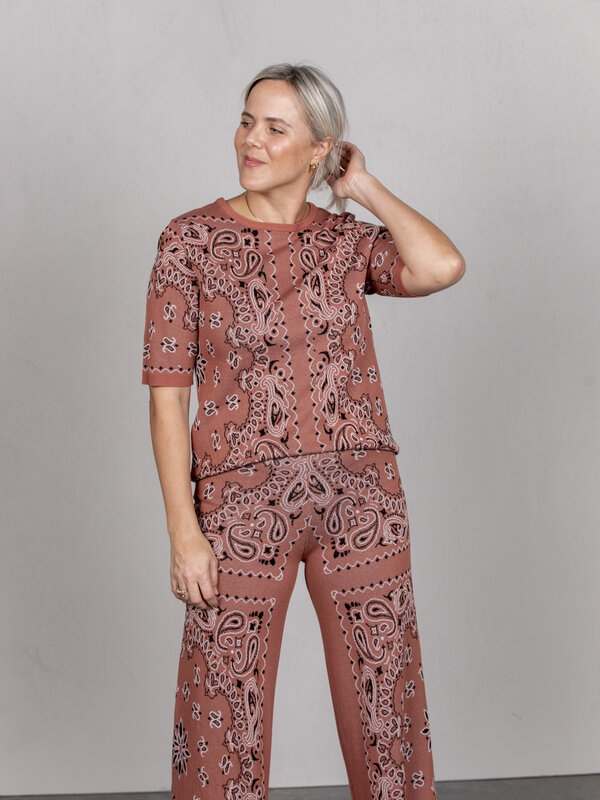 Les Soeurs Jacquard Trousers Thea 5. Please note, OUTLET purchases cannot be exchanged or returned<br />
This classic bandana ...