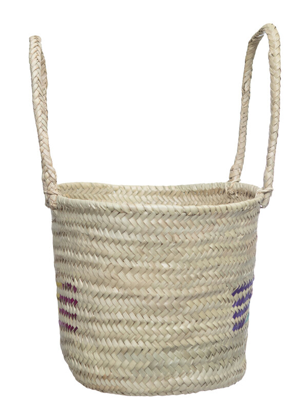 Le Marais Rotan Bucket Bag 2. Met deze rotan basket tas met handvat aan je arm kom je zeker stijlvol de zomer door. Het i...