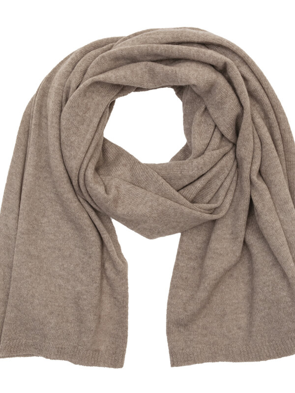 Les Soeurs Cashmere Scarf Nori 5. Complete your relaxed winter looks with this soft scarf. It is knitted from pure cashme...