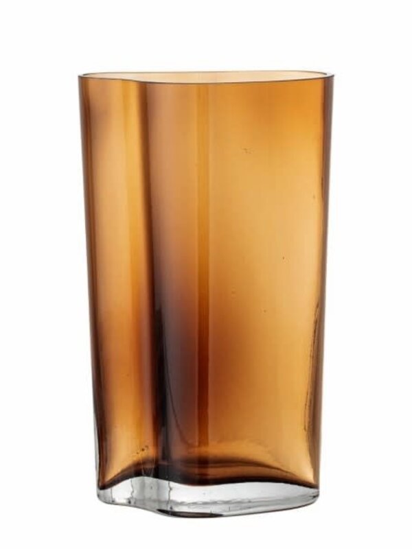 Bloomingville Vase en verre Benia 1. Le vase Benia est un vase spacieux en verre peint brun. Il présente un design très g...