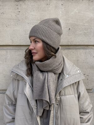 Bonnet en cachemire Pixie. Complétez votre look dans les climats plus froids avec ce confortable bonnet. Ce bonnet en tri...