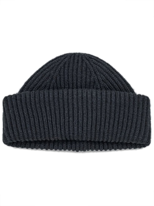 Edited Beanie Kana 1. Bestrijd de koude temperaturen in stijl. Deze beanie is gebreid in een rib design in een zacht mate...