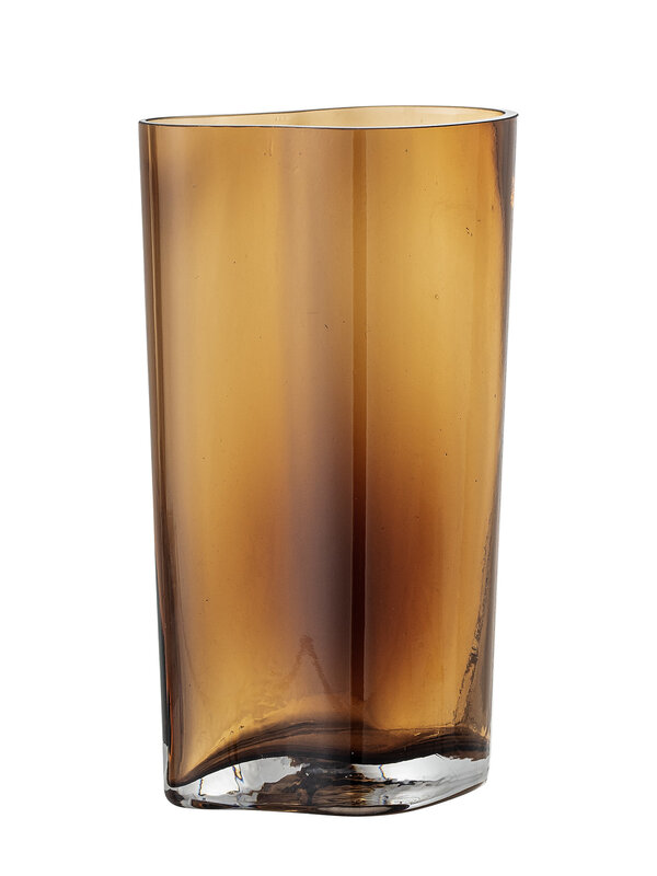 Bloomingville Glazen Vaas Benia 6. De Benia Vaas is een ruime vaas in bruin geverfd glas. Het heeft een zeer sierlijk ont...